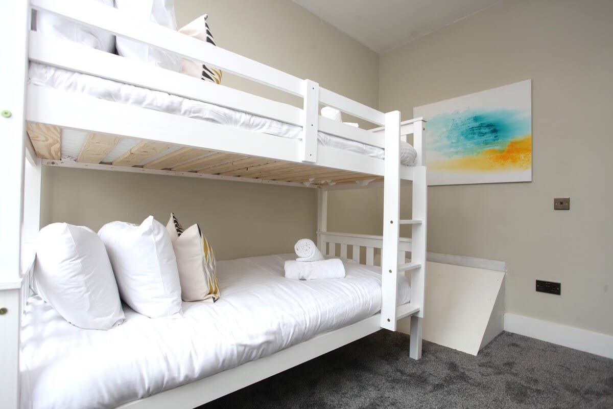 Stylish 3-Bed Flat in Glasgow in Crow Road 618 G13 1NP - Property image 15 - VivreStays