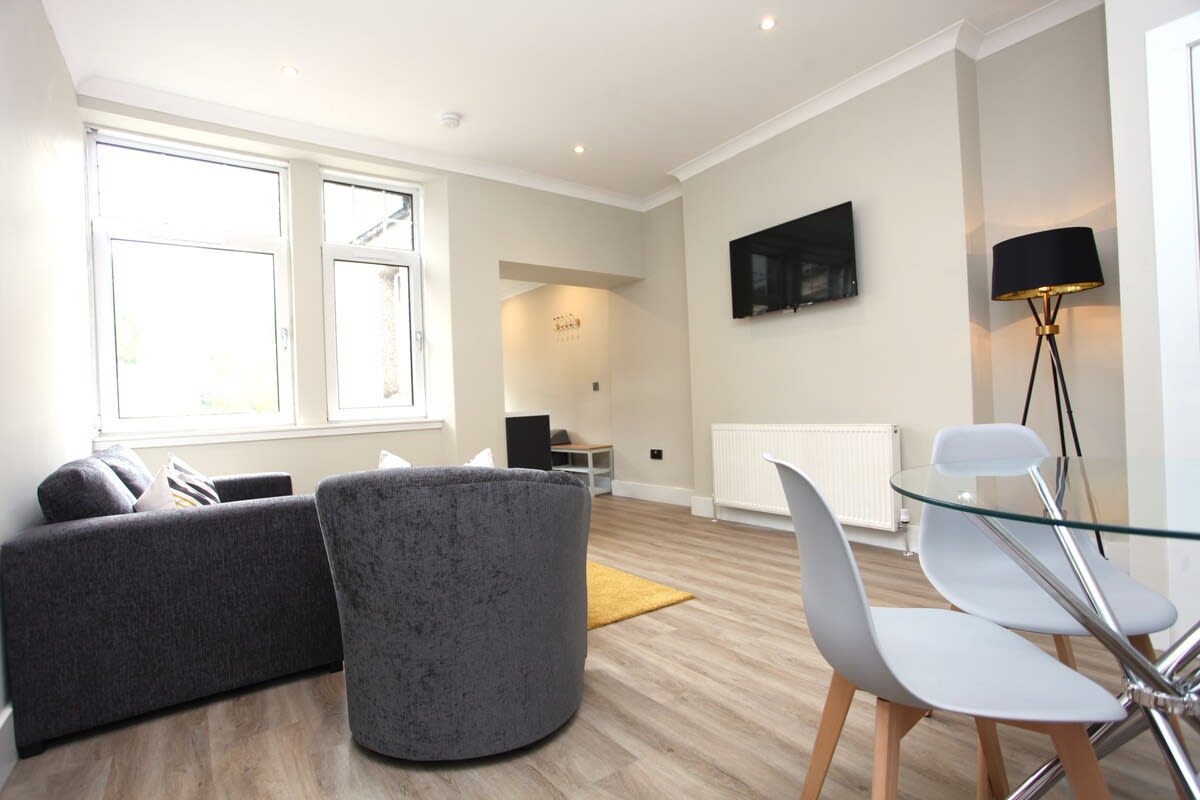 Stylish 3-Bed Flat in Glasgow in Crow Road 618 G13 1NP - Property image 3 - VivreStays