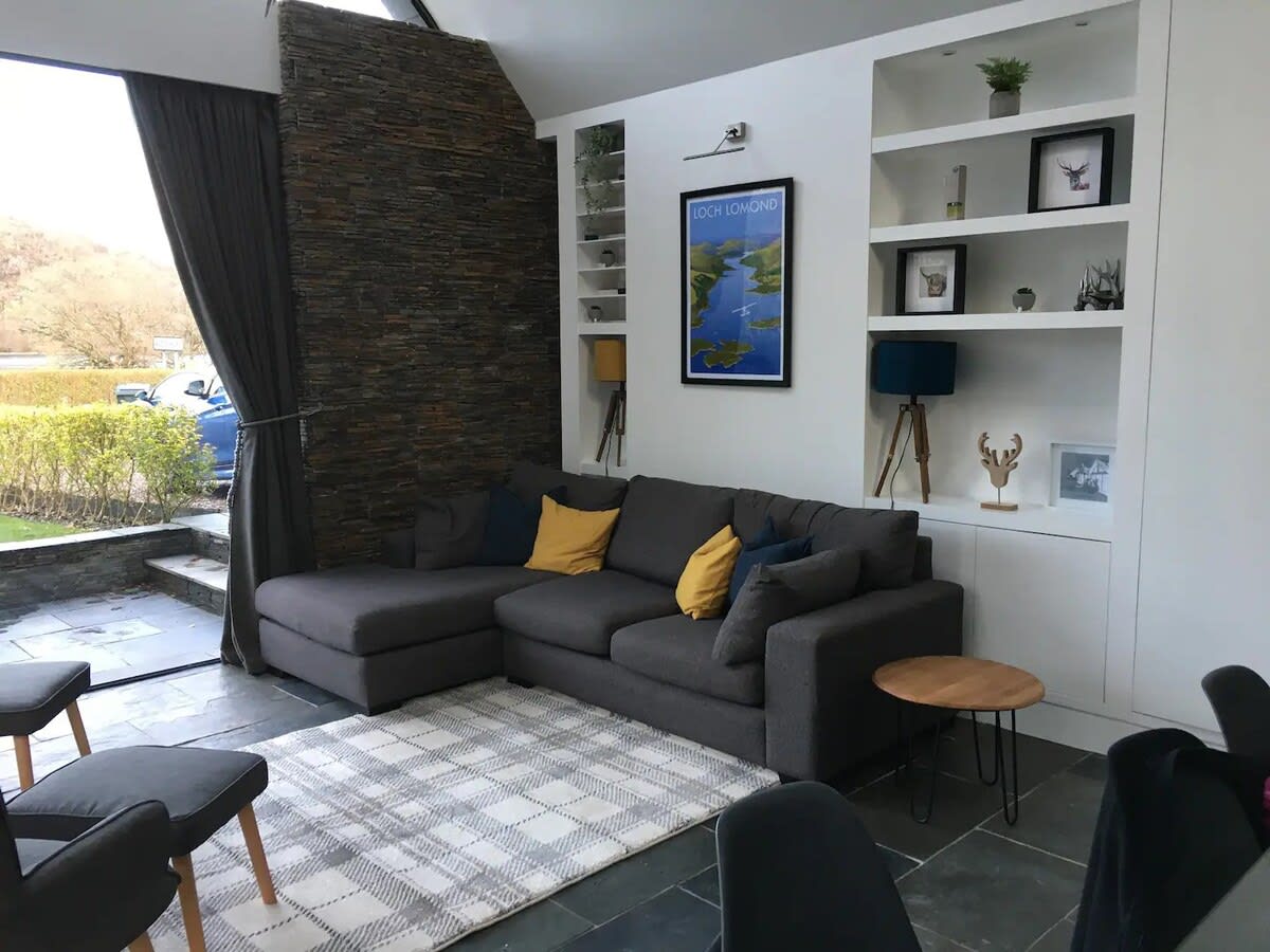 View Loch View Roselea Cottage, Luss in 1 Roselea Cottages G83 8NU Loch View Roselea Cottage, Luss in 1 Roselea Cottages G83 8NU - Property image 4 - VivreStays