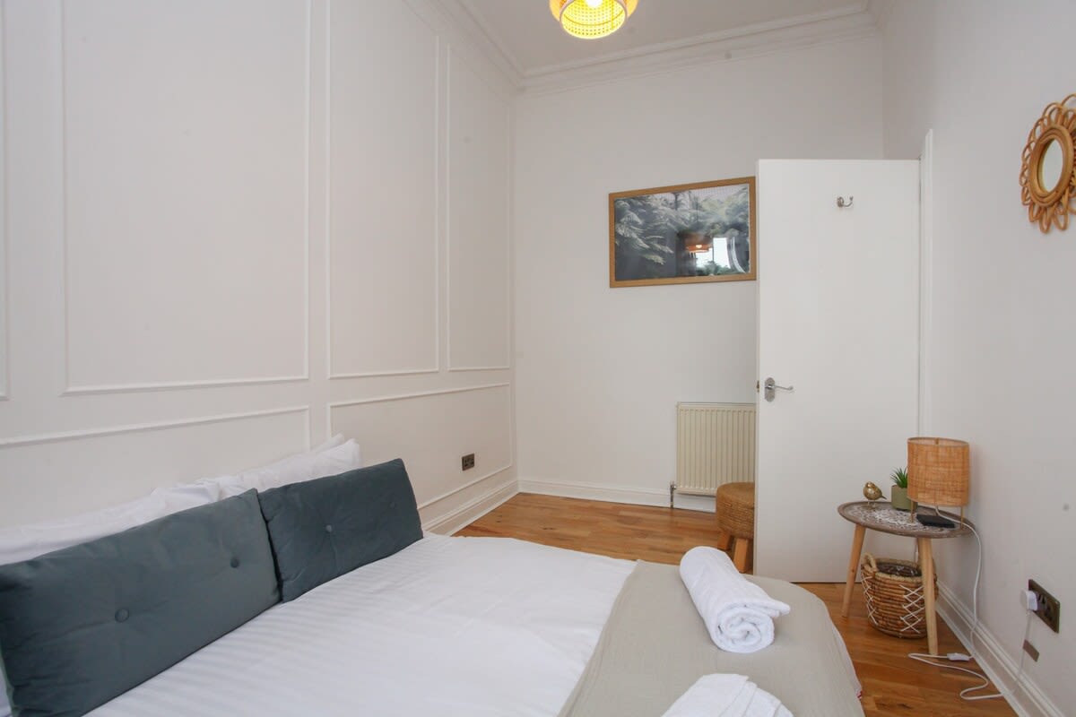 Lovely spacious 2 Bed Flat in 60 Cecil Street G12 8RJ - Property image 20 - VivreStays