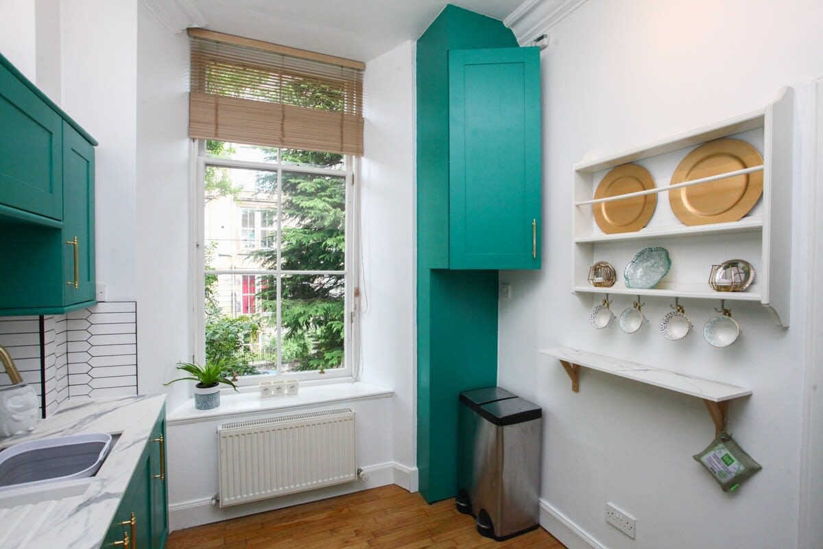 Lovely spacious 2 Bed Flat in 60 Cecil Street G12 8RJ - Property image 15 - VivreStays