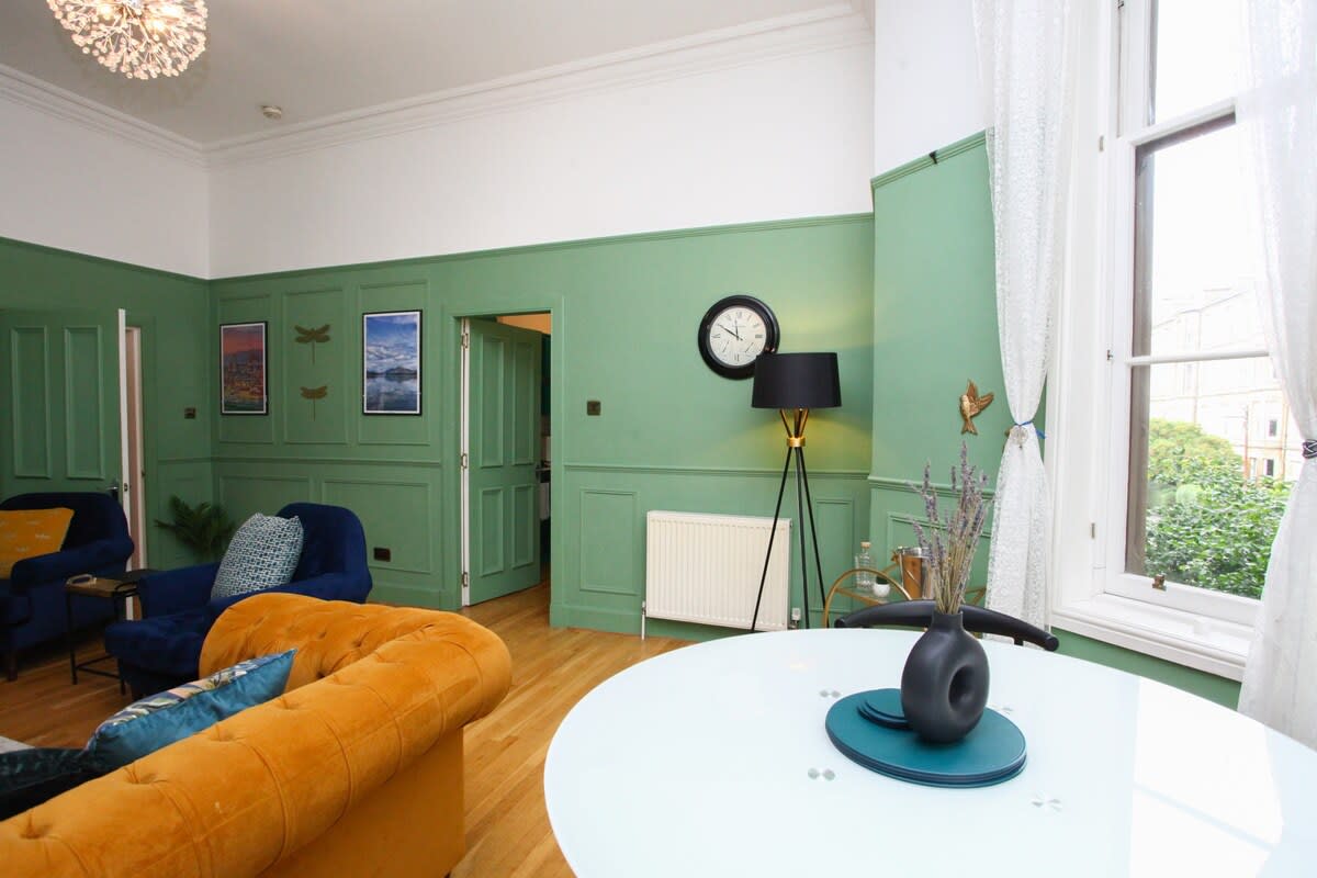 Lovely spacious 2 Bed Flat in 60 Cecil Street G12 8RJ - Property image 6 - VivreStays