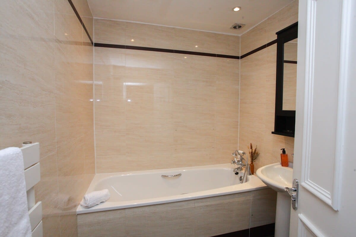 Lovely spacious 2 Bed Flat in 60 Cecil Street G12 8RJ - Property image 10 - VivreStays