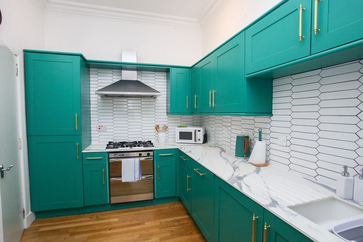 Lovely spacious 2 Bed Flat in 60 Cecil Street G12 8RJ - Property image 14 - VivreStays