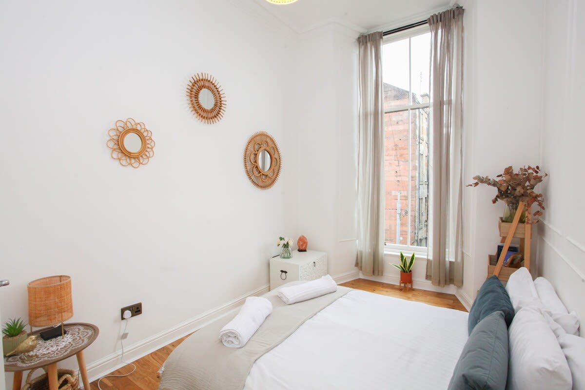 Lovely spacious 2 Bed Flat in 60 Cecil Street G12 8RJ - Property image 23 - VivreStays