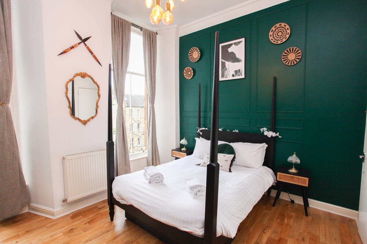 Lovely spacious 2 Bed Flat in 60 Cecil Street G12 8RJ - Property image 5 - VivreStays