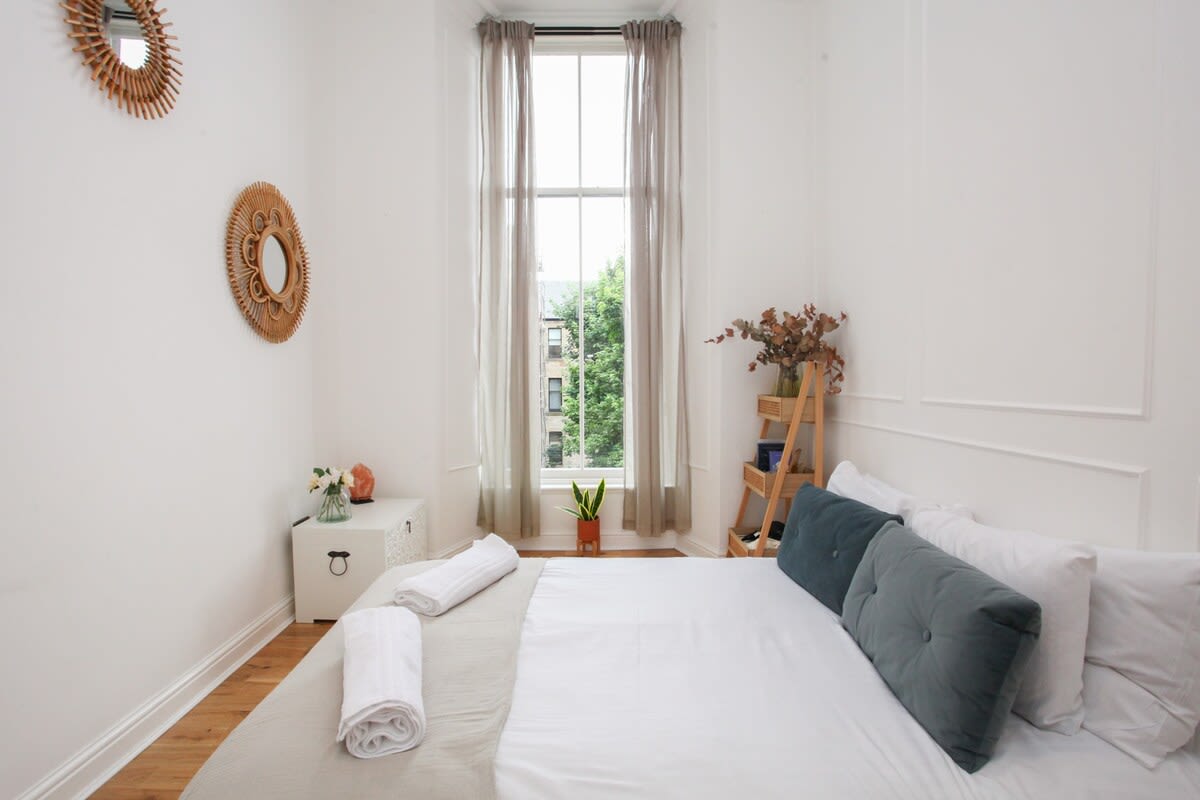 Lovely spacious 2 Bed Flat in 60 Cecil Street G12 8RJ - Property image 22 - VivreStays