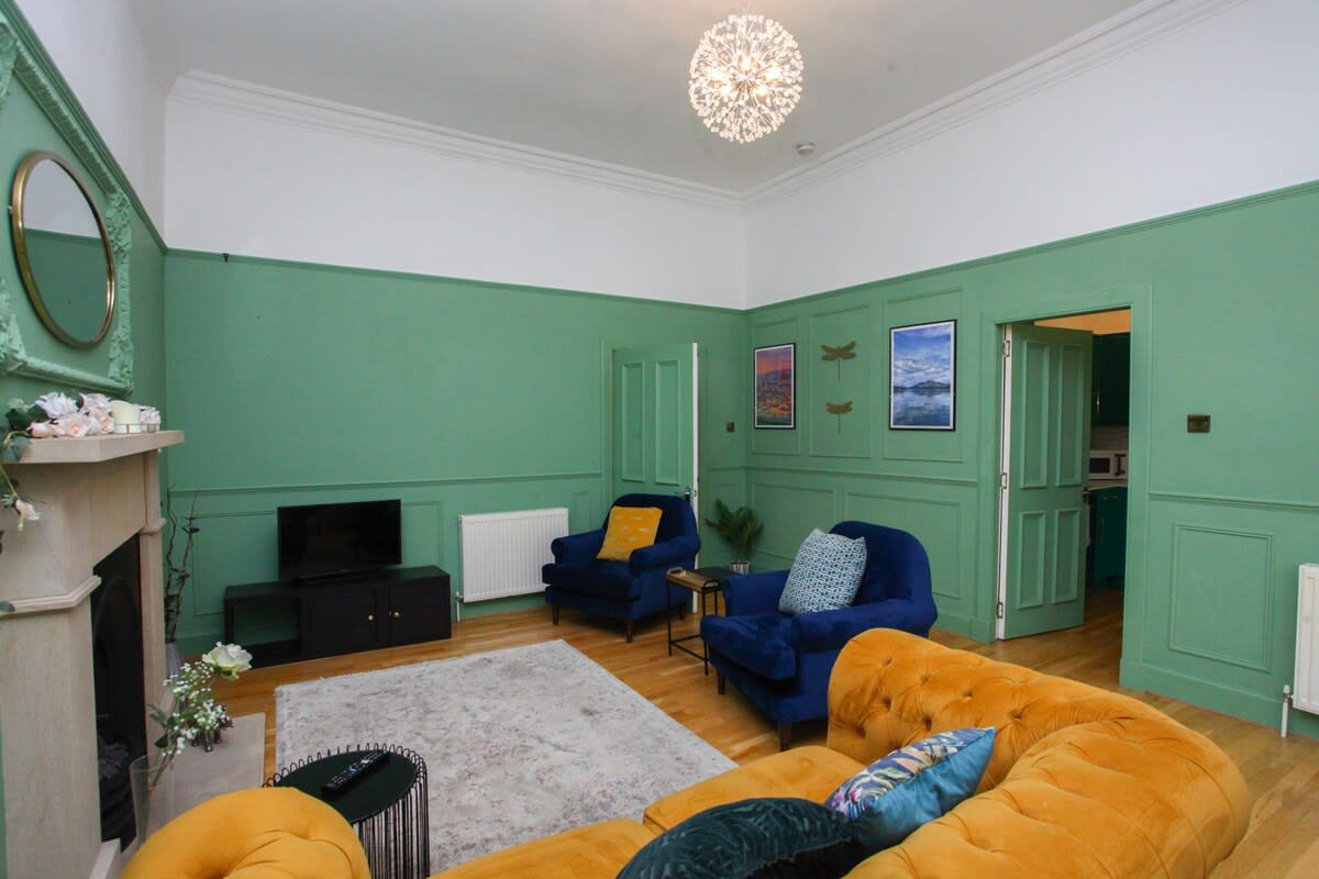 Lovely spacious 2 Bed Flat in 60 Cecil Street G12 8RJ - Property image 3 - VivreStays