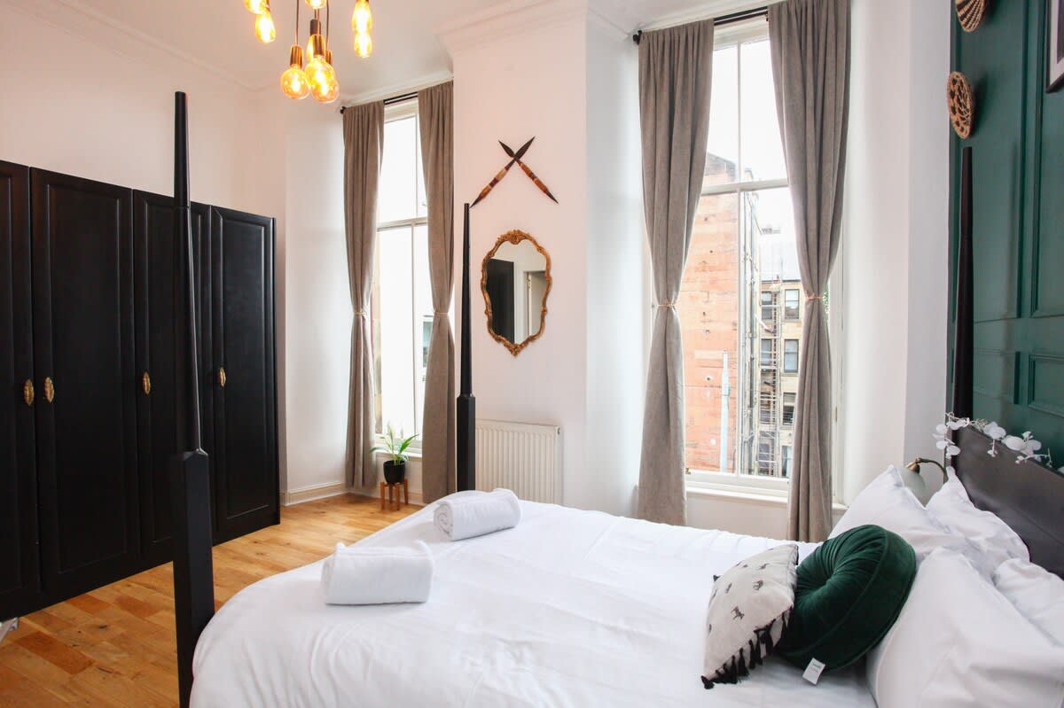 Lovely spacious 2 Bed Flat in 60 Cecil Street G12 8RJ - Property image 18 - VivreStays