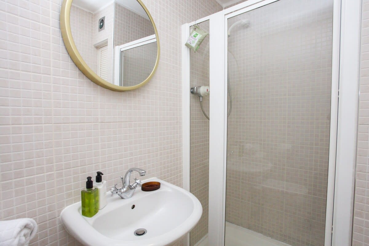 Lovely spacious 2 Bed Flat in 60 Cecil Street G12 8RJ - Property image 9 - VivreStays