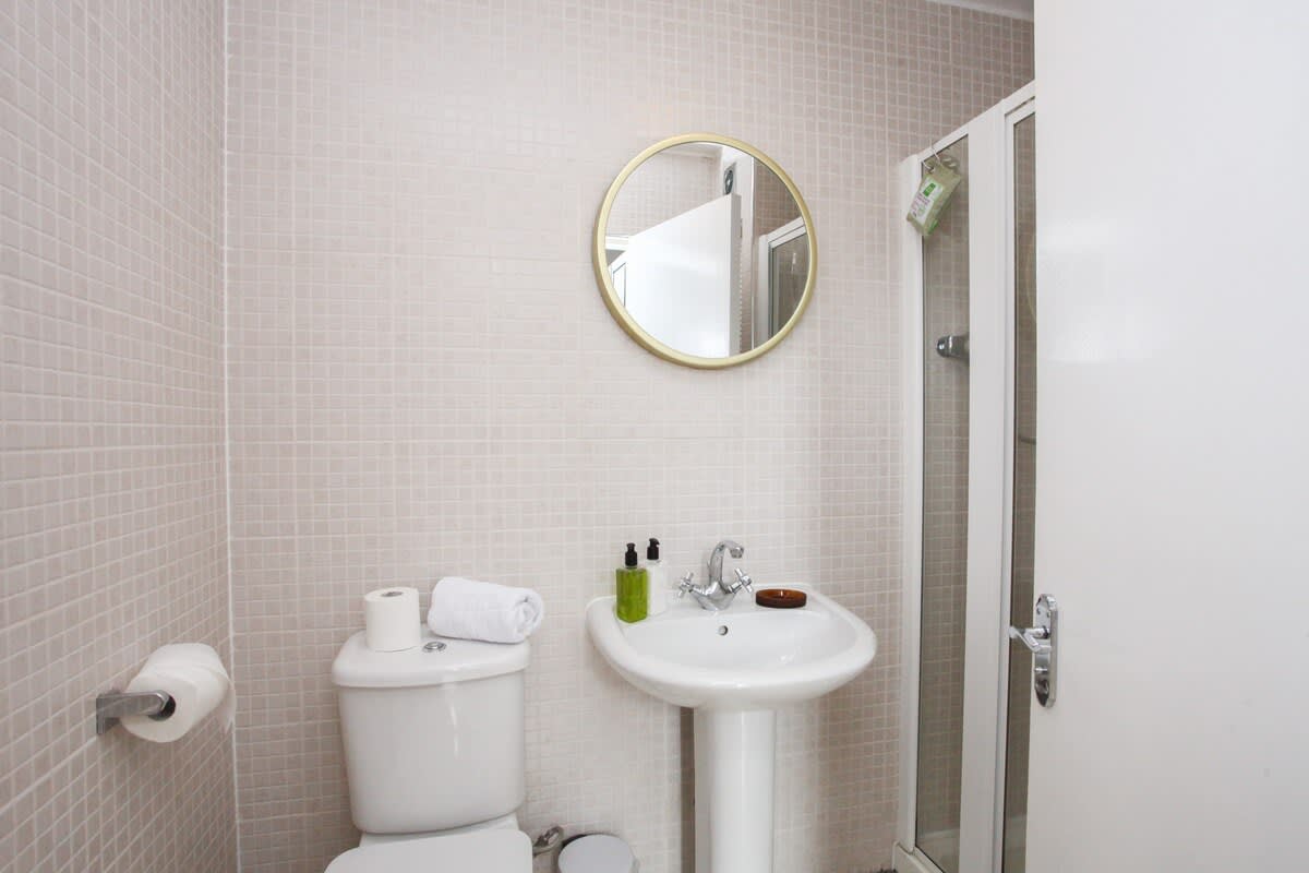 Lovely spacious 2 Bed Flat in 60 Cecil Street G12 8RJ - Property image 16 - VivreStays