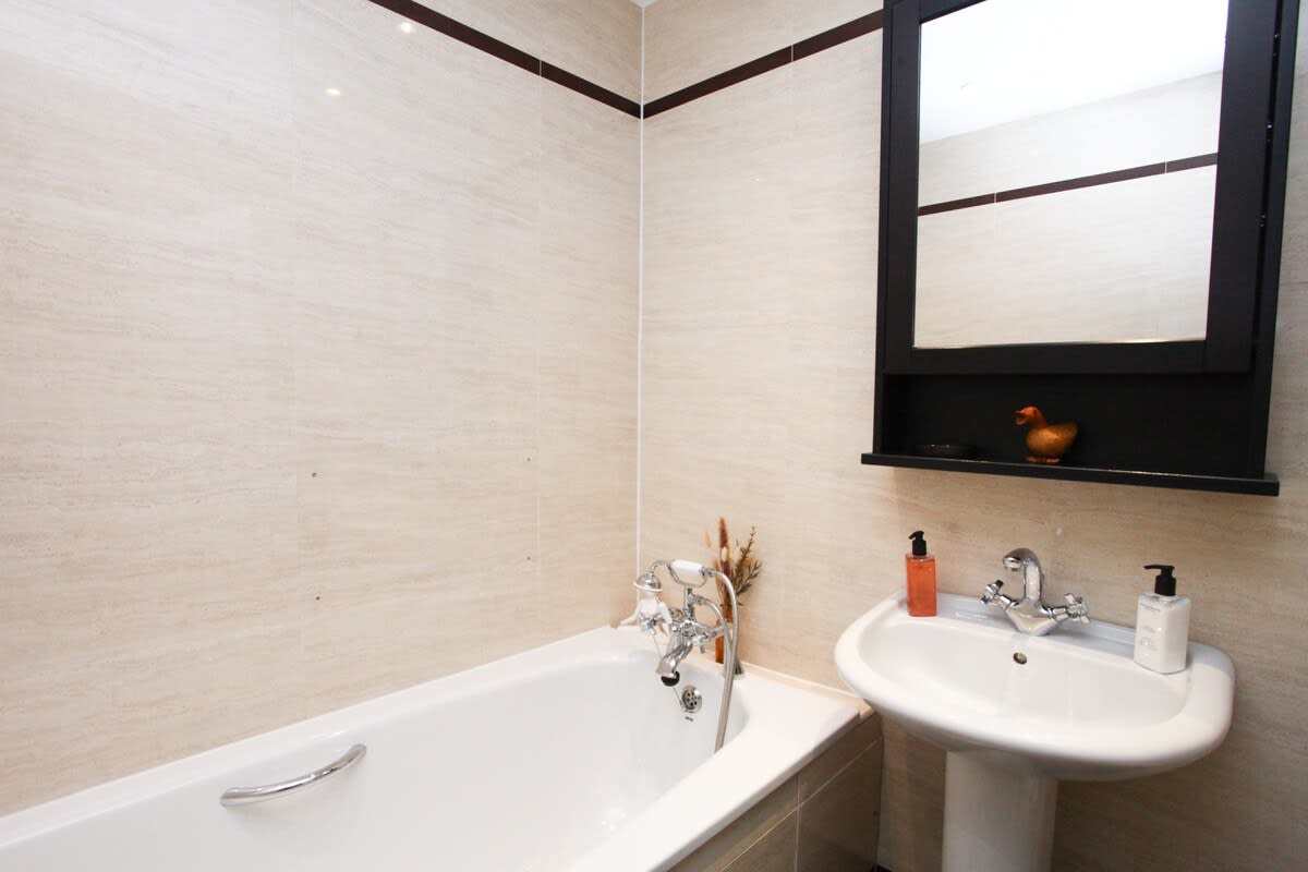 Lovely spacious 2 Bed Flat in 60 Cecil Street G12 8RJ - Property image 8 - VivreStays
