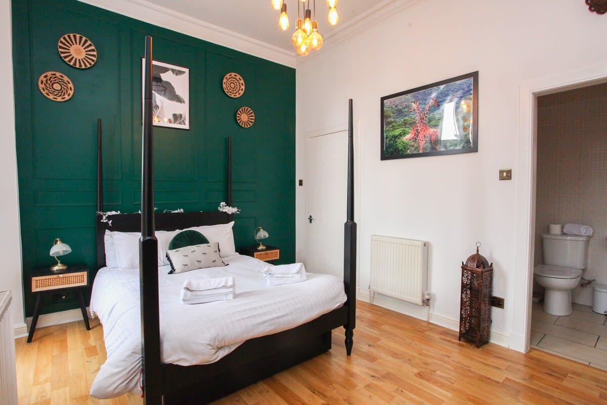 Lovely spacious 2 Bed Flat in 60 Cecil Street G12 8RJ - Property image 17 - VivreStays