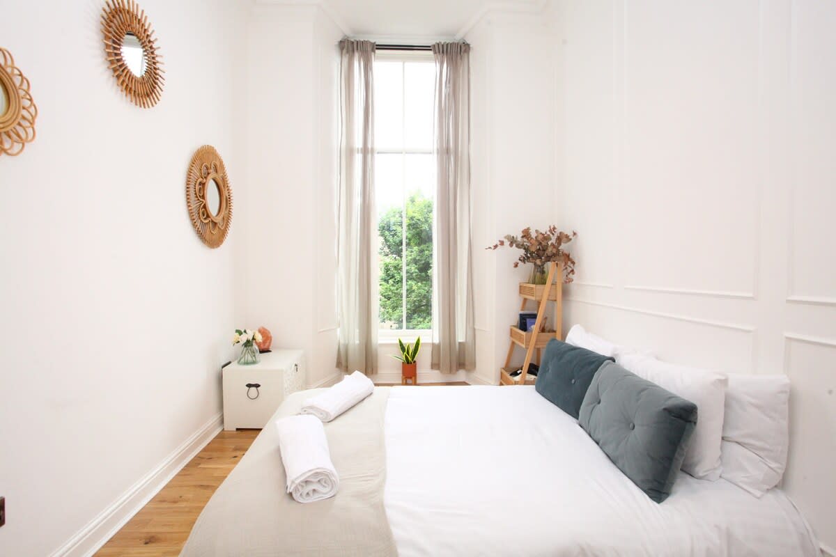 Lovely spacious 2 Bed Flat in 60 Cecil Street G12 8RJ - Property image 19 - VivreStays
