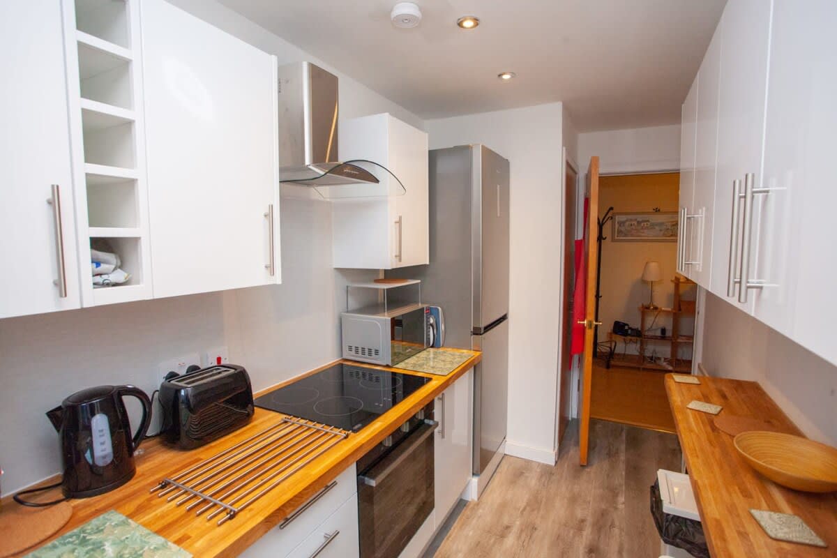 Modern Finnieston Apartment in Glasgow in 128 Kelvinhaugh Street G3 8PX - Property image 9 - VivreStays