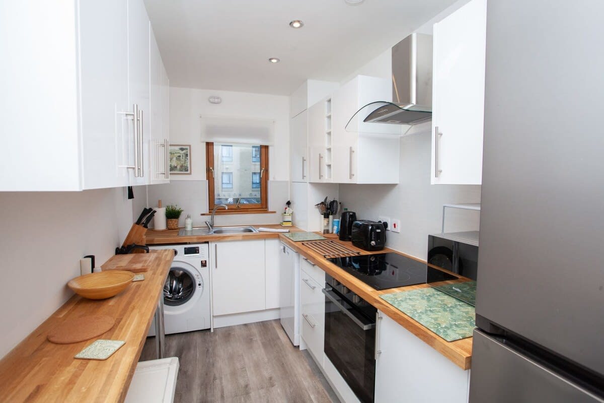 Modern Finnieston Apartment in Glasgow in 128 Kelvinhaugh Street G3 8PX - Property image 8 - VivreStays