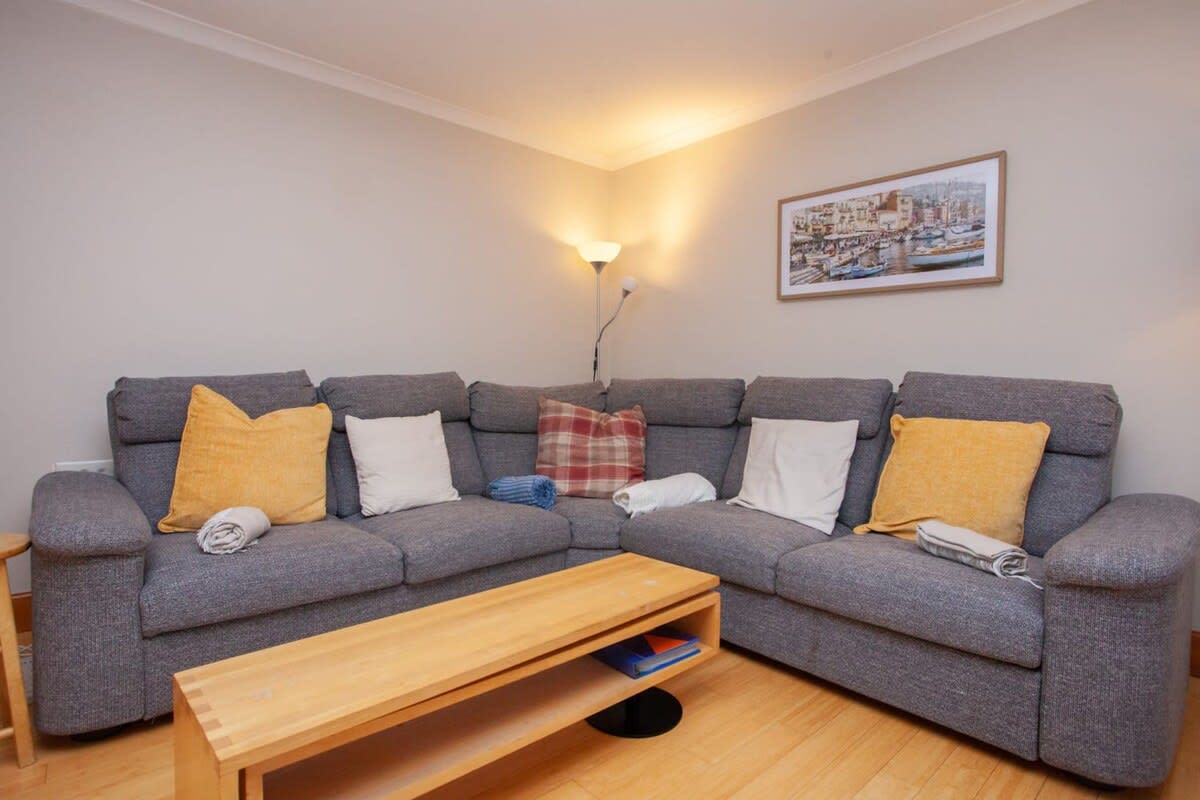 Modern Finnieston Apartment in Glasgow in 128 Kelvinhaugh Street G3 8PX - Property image 3 - VivreStays