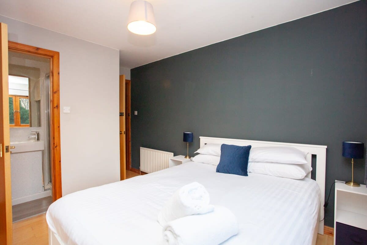 Modern Finnieston Apartment in Glasgow in 128 Kelvinhaugh Street G3 8PX - Property image 12 - VivreStays