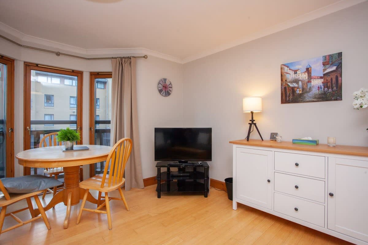 Modern Finnieston Apartment in Glasgow in 128 Kelvinhaugh Street G3 8PX - Property image 6 - VivreStays