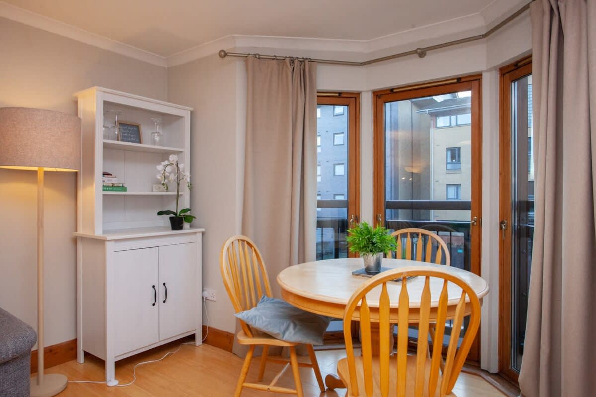 Modern Finnieston Apartment in Glasgow in 128 Kelvinhaugh Street G3 8PX - Property image 5 - VivreStays