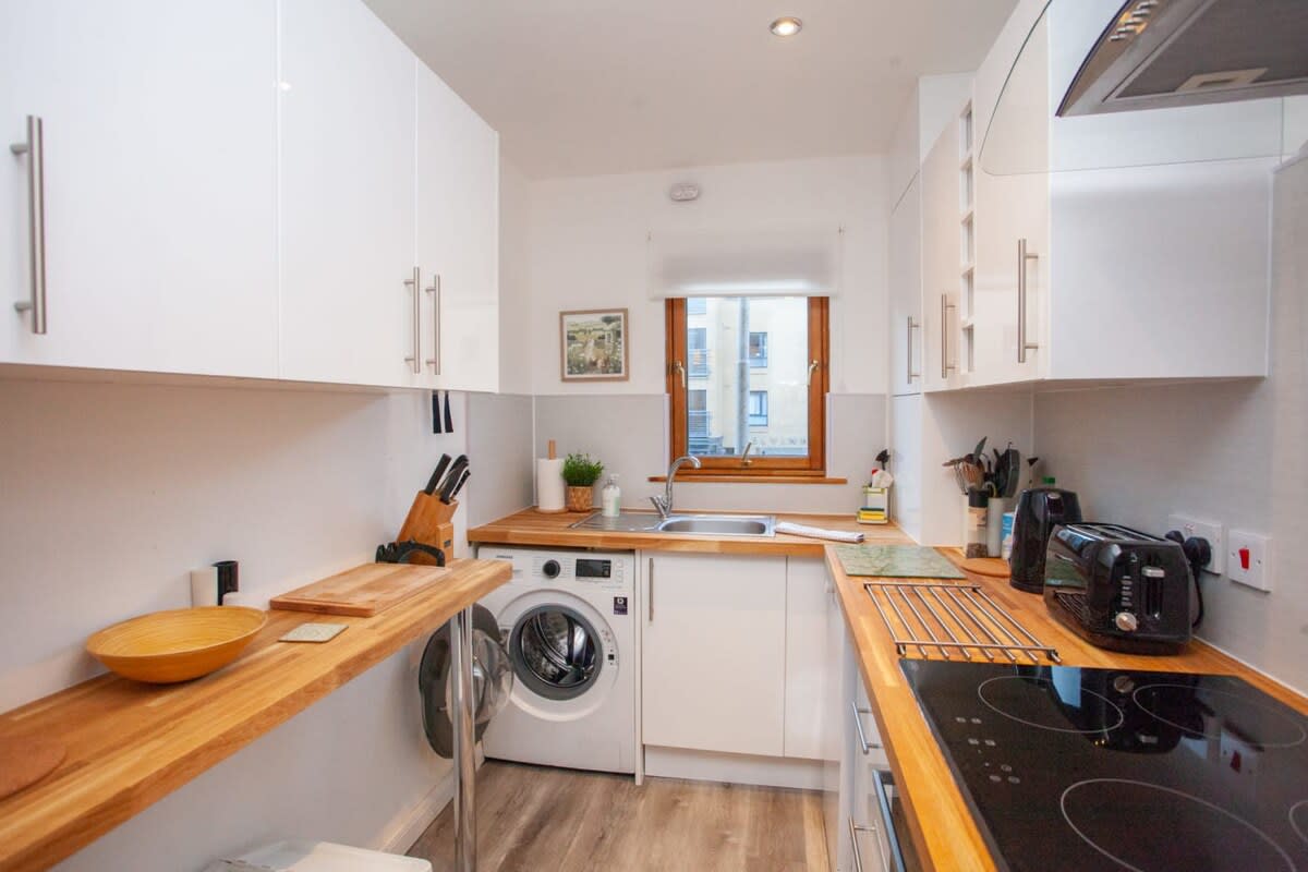 Modern Finnieston Apartment in Glasgow in 128 Kelvinhaugh Street G3 8PX - Property image 7 - VivreStays