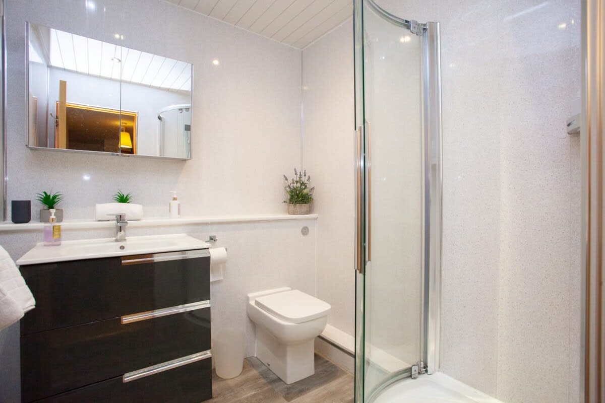 Modern Finnieston Apartment in Glasgow in 128 Kelvinhaugh Street G3 8PX - Property image 16 - VivreStays
