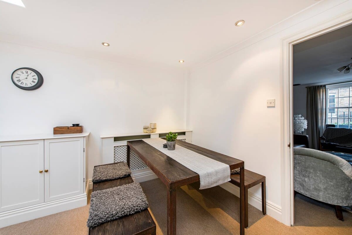 2 Bed Apartment, Notting Hill in 7A Ledbury Mews North W11 2AF - Property image 17 - VivreStays