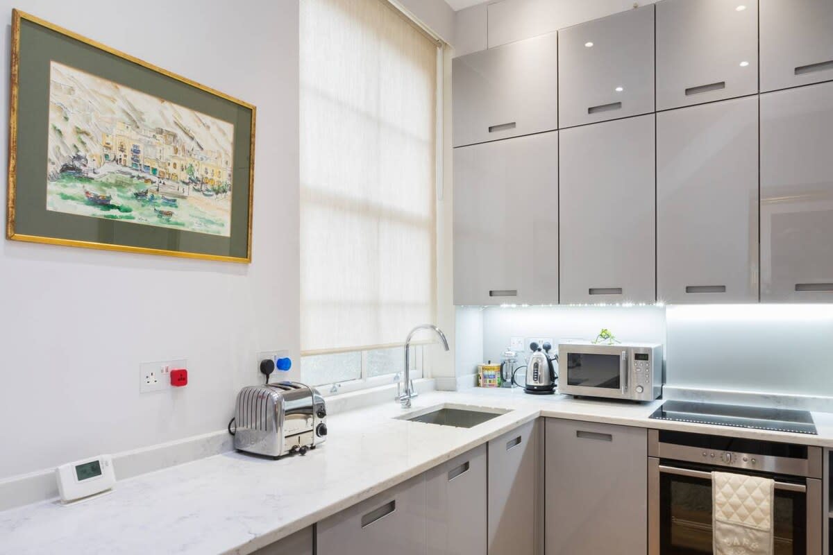 Traditional 1 Bed Apartment, Pimlico in 32 Cumberland Street SW1V 4LX - Property image 2 - VivreStays