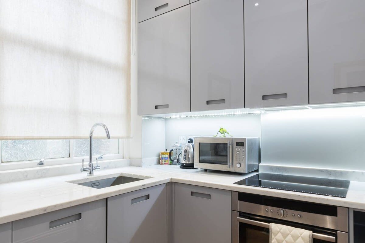 Traditional 1 Bed Apartment, Pimlico in 32 Cumberland Street SW1V 4LX - Property image 7 - VivreStays