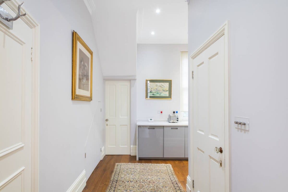 Traditional 1 Bed Apartment, Pimlico in 32 Cumberland Street SW1V 4LX - Property image 10 - VivreStays