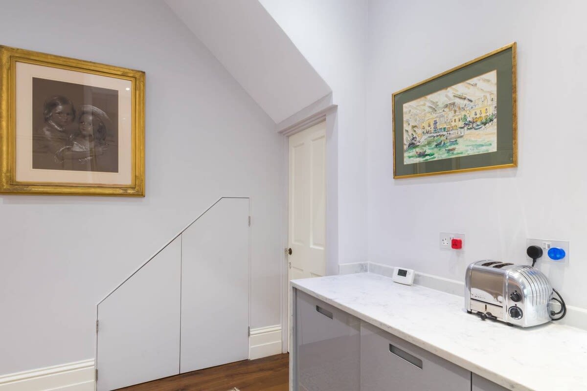 Traditional 1 Bed Apartment, Pimlico in 32 Cumberland Street SW1V 4LX - Property image 9 - VivreStays