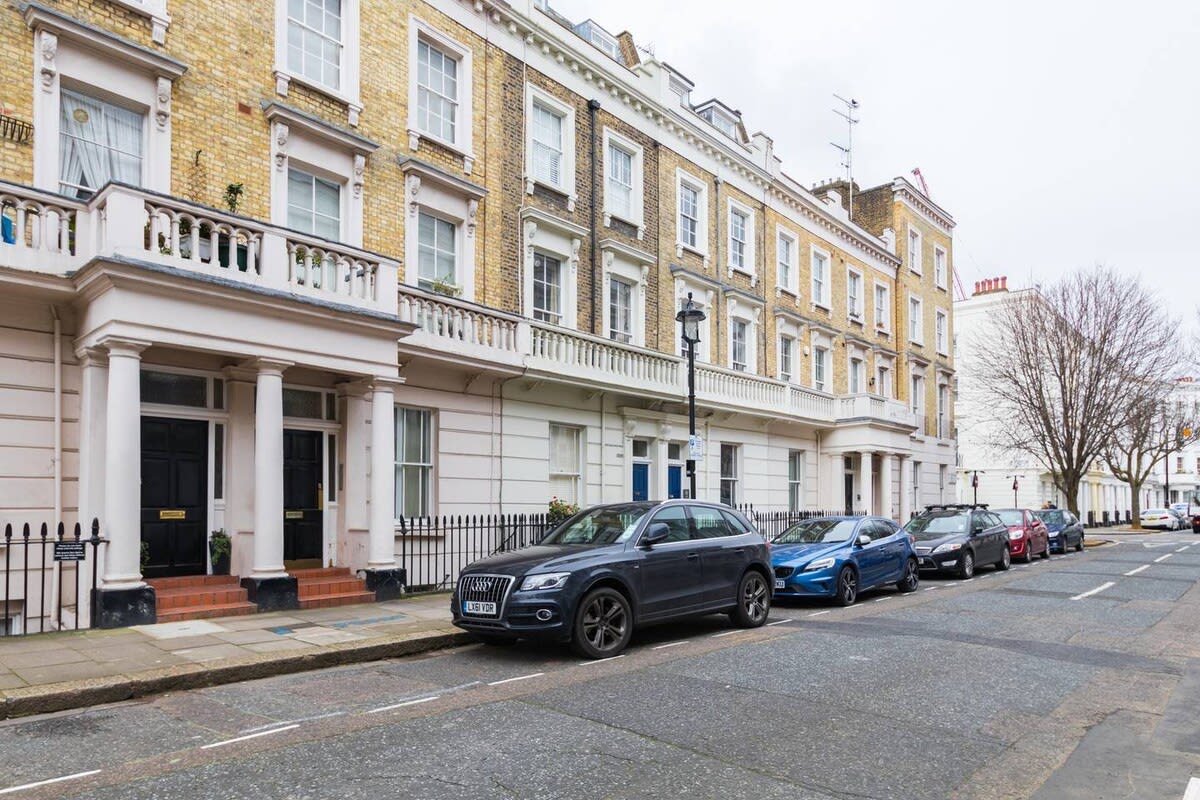 Traditional 1 Bed Apartment, Pimlico in 32 Cumberland Street SW1V 4LX - Property image 15 - VivreStays