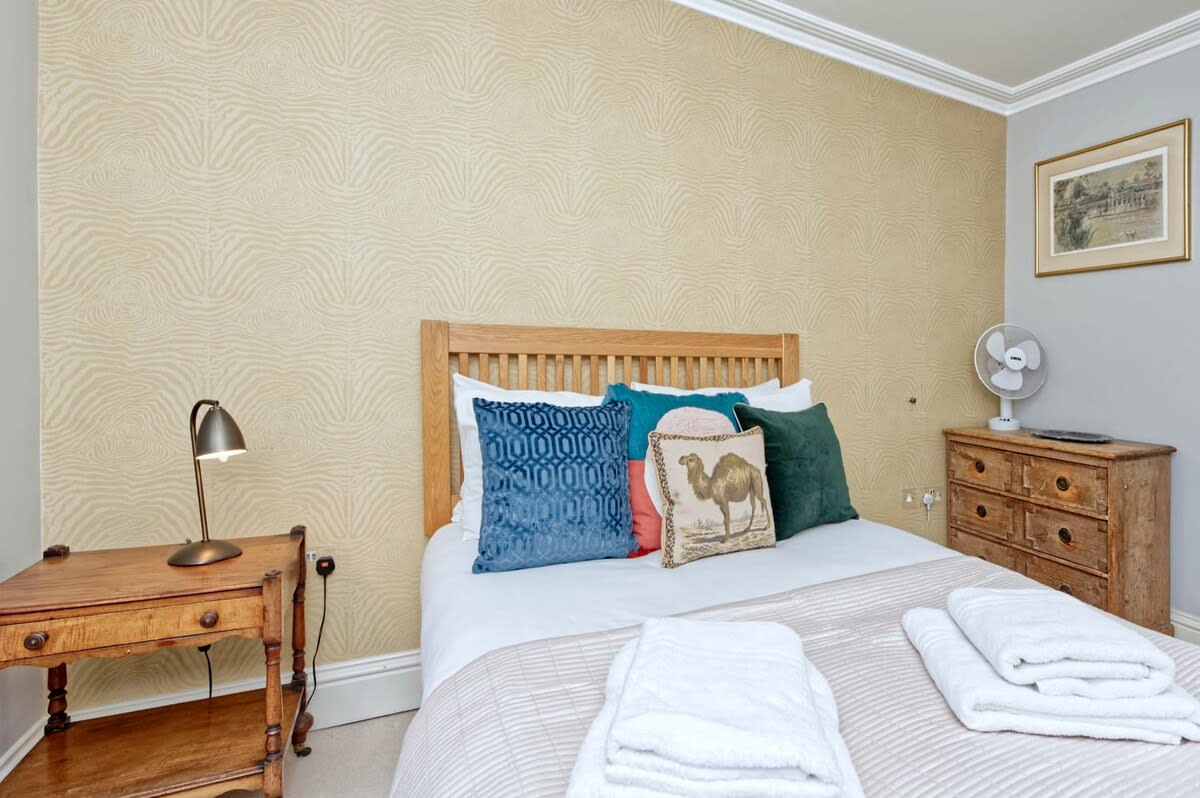 Traditional 1 Bed Apartment, Pimlico in 32 Cumberland Street SW1V 4LX - Property image 3 - VivreStays