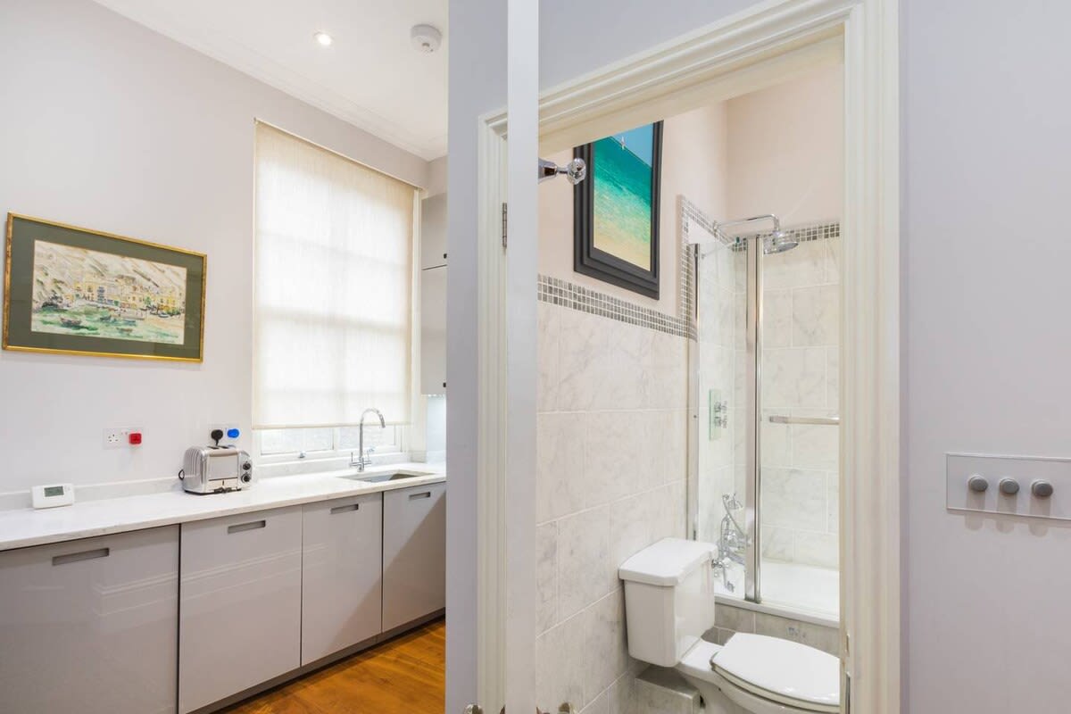 Traditional 1 Bed Apartment, Pimlico in 32 Cumberland Street SW1V 4LX - Property image 6 - VivreStays