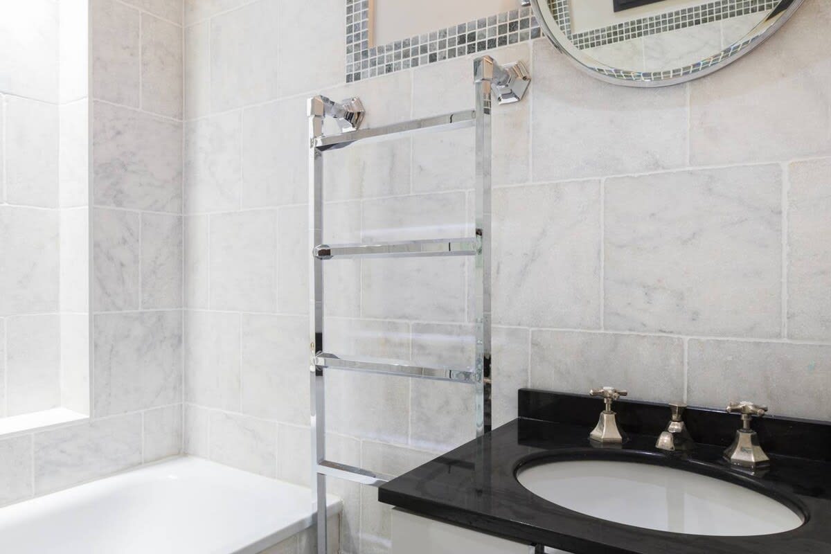 Traditional 1 Bed Apartment, Pimlico in 32 Cumberland Street SW1V 4LX - Property image 12 - VivreStays