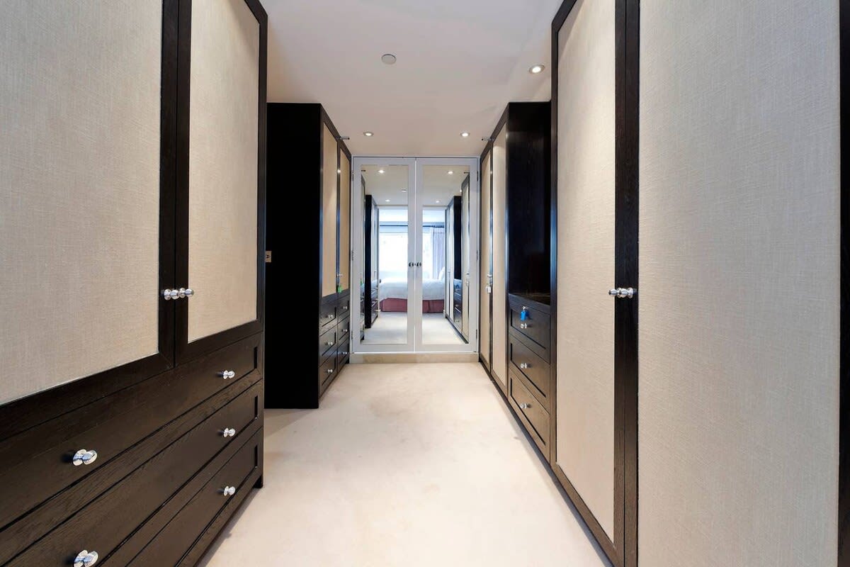 4 Bedroom House, Holland Park in 123 Woodsford Square W14 8DT - Property image 15 - VivreStays