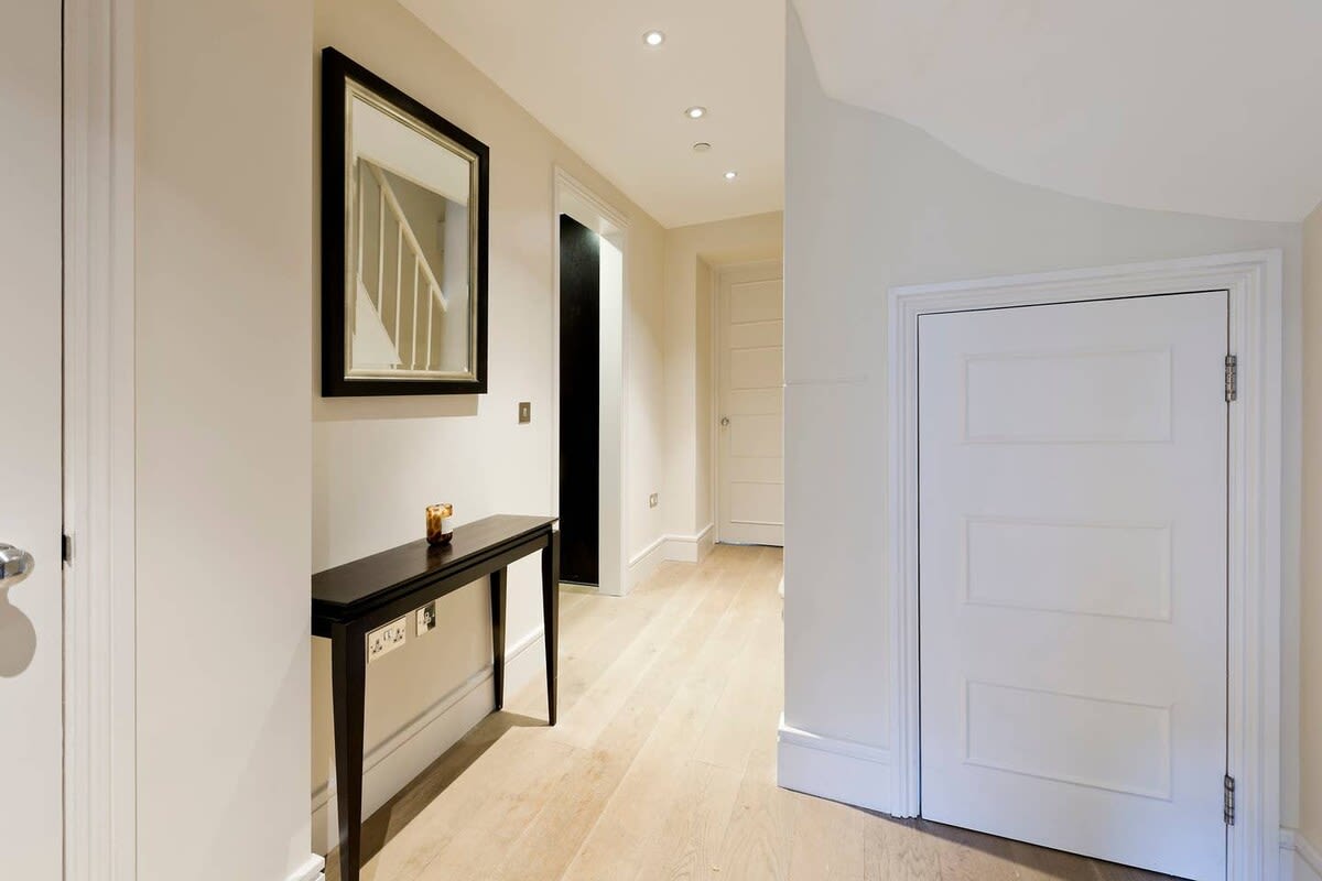 4 Bedroom House, Holland Park in 123 Woodsford Square W14 8DT - Property image 12 - VivreStays