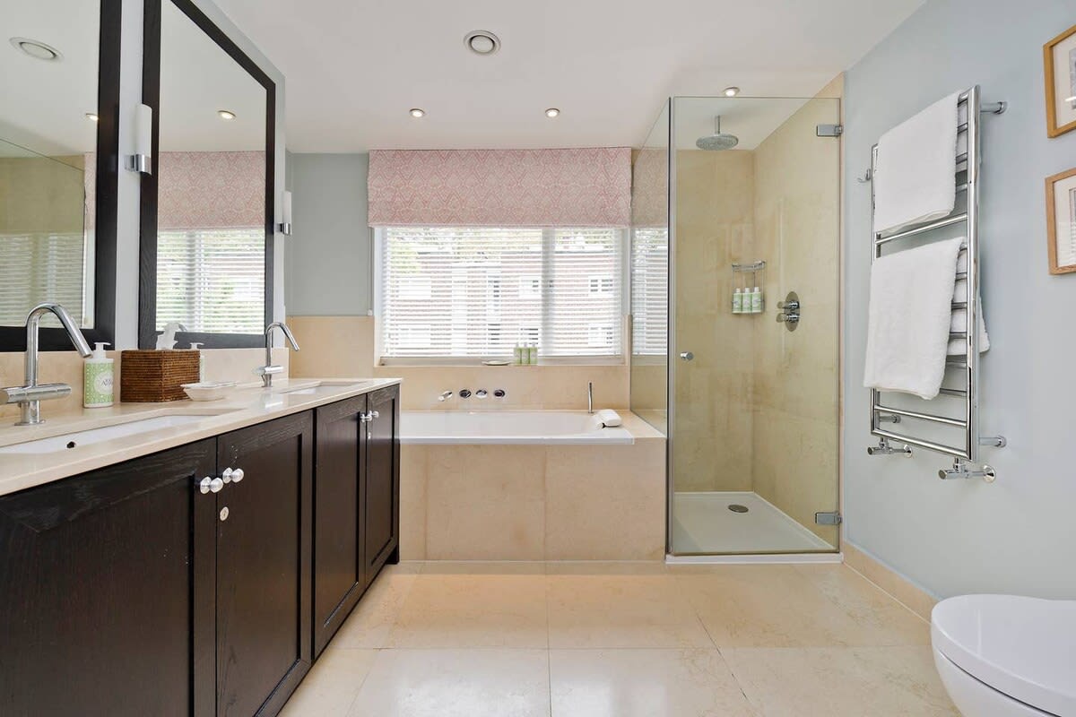 4 Bedroom House, Holland Park in 123 Woodsford Square W14 8DT - Property image 17 - VivreStays