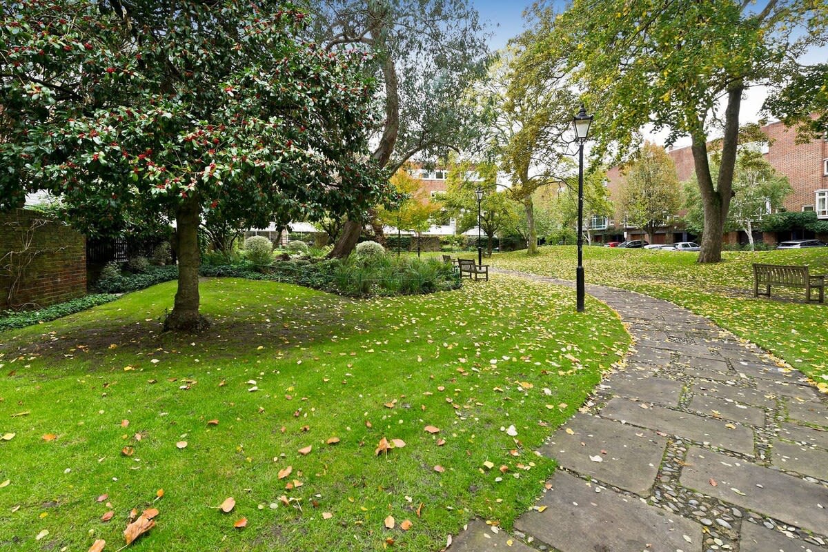 4 Bedroom House, Holland Park in 123 Woodsford Square W14 8DT - Property image 11 - VivreStays
