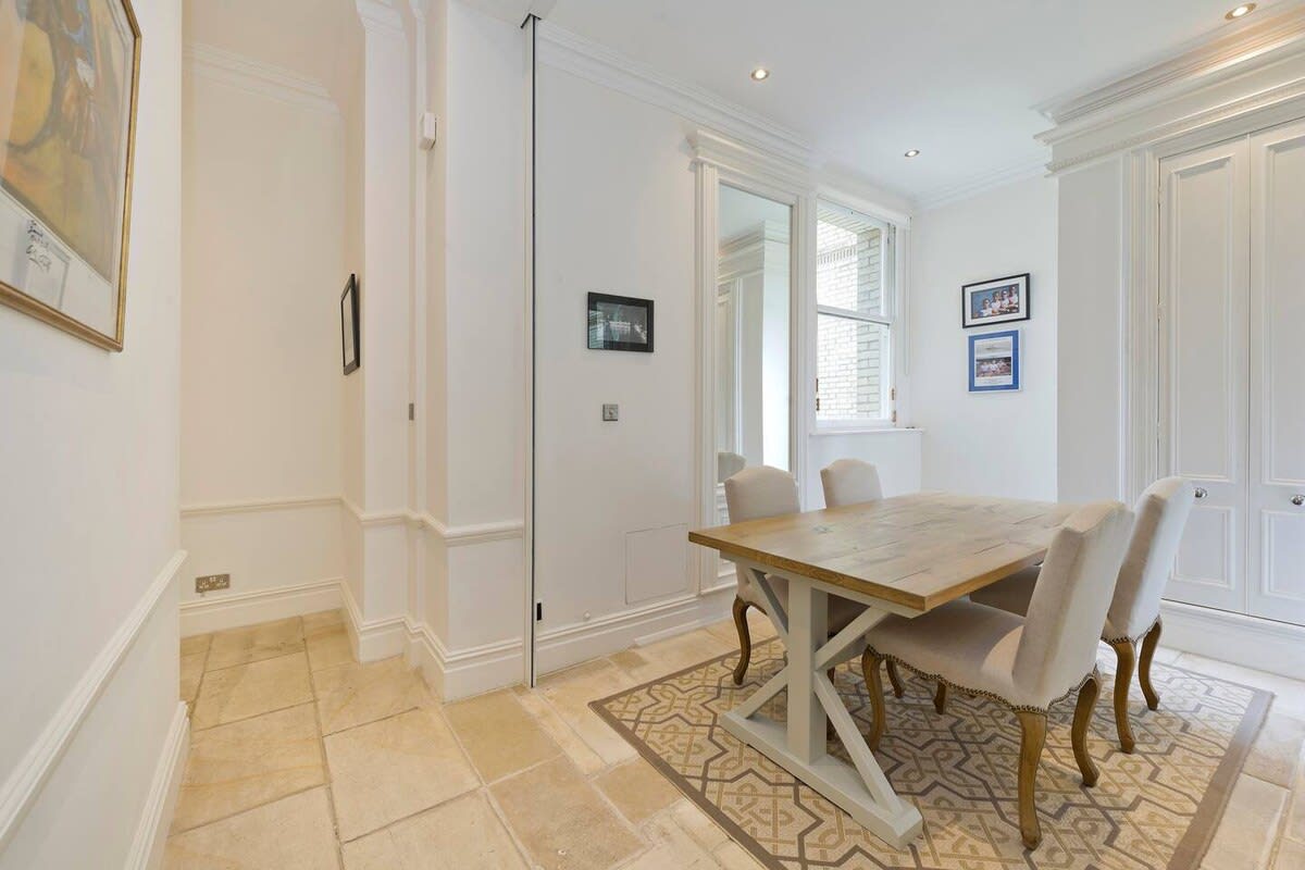 Cute 2-bed Chelsea Apartment in 104 Elm Park Gardens SW10 9PE - Property image 10 - VivreStays