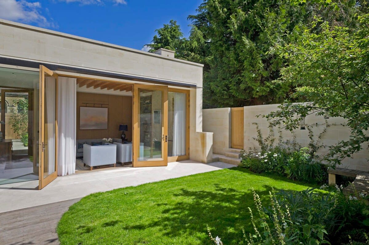 5 Bed House w/ indoor pool, sauna & private garden - Fulham in Fulham Palace Road SW6 6UB - Property image 62 - VivreStays