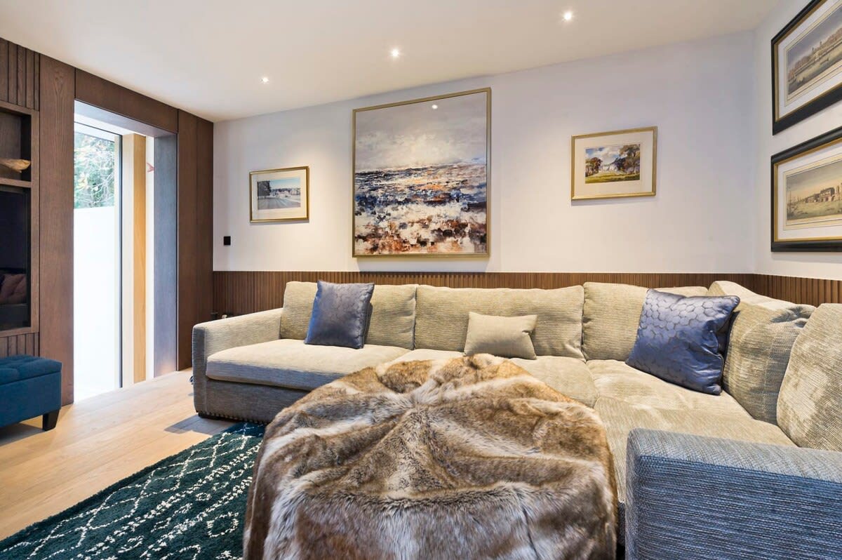 5 Bed House w/ indoor pool, sauna & private garden - Fulham in Fulham Palace Road SW6 6UB - Property image 13 - VivreStays