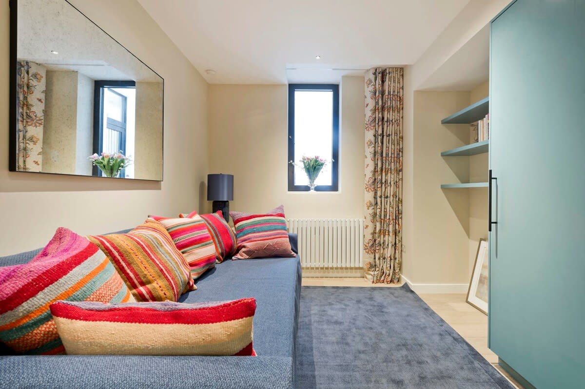 5 Bed House w/ indoor pool, sauna & private garden - Fulham in Fulham Palace Road SW6 6UB - Property image 44 - VivreStays