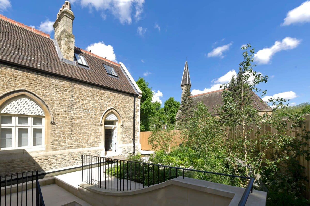 5 Bed House w/ indoor pool, sauna & private garden - Fulham in Fulham Palace Road SW6 6UB - Property image 60 - VivreStays