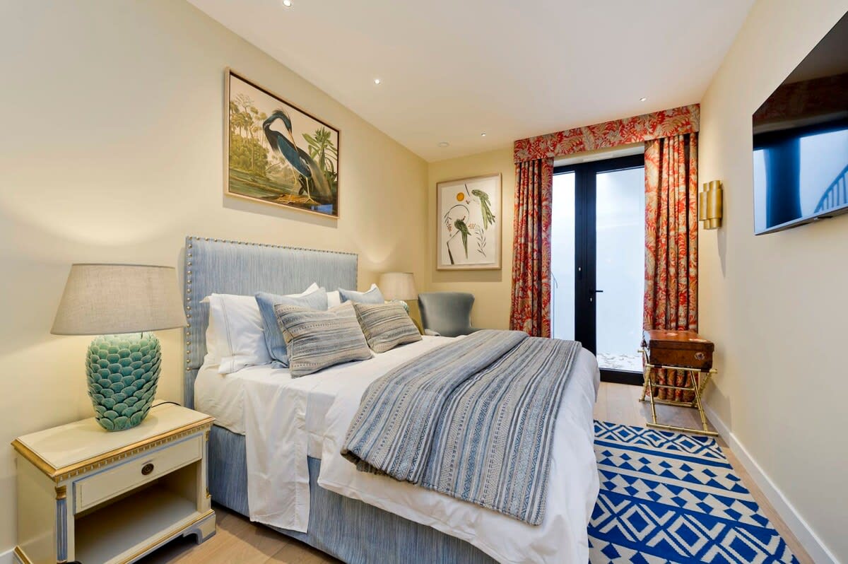 5 Bed House w/ indoor pool, sauna & private garden - Fulham in Fulham Palace Road SW6 6UB - Property image 34 - VivreStays