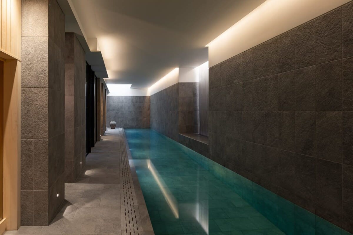 5 Bed House w/ indoor pool, sauna & private garden - Fulham in Fulham Palace Road SW6 6UB - Property image 2 - VivreStays