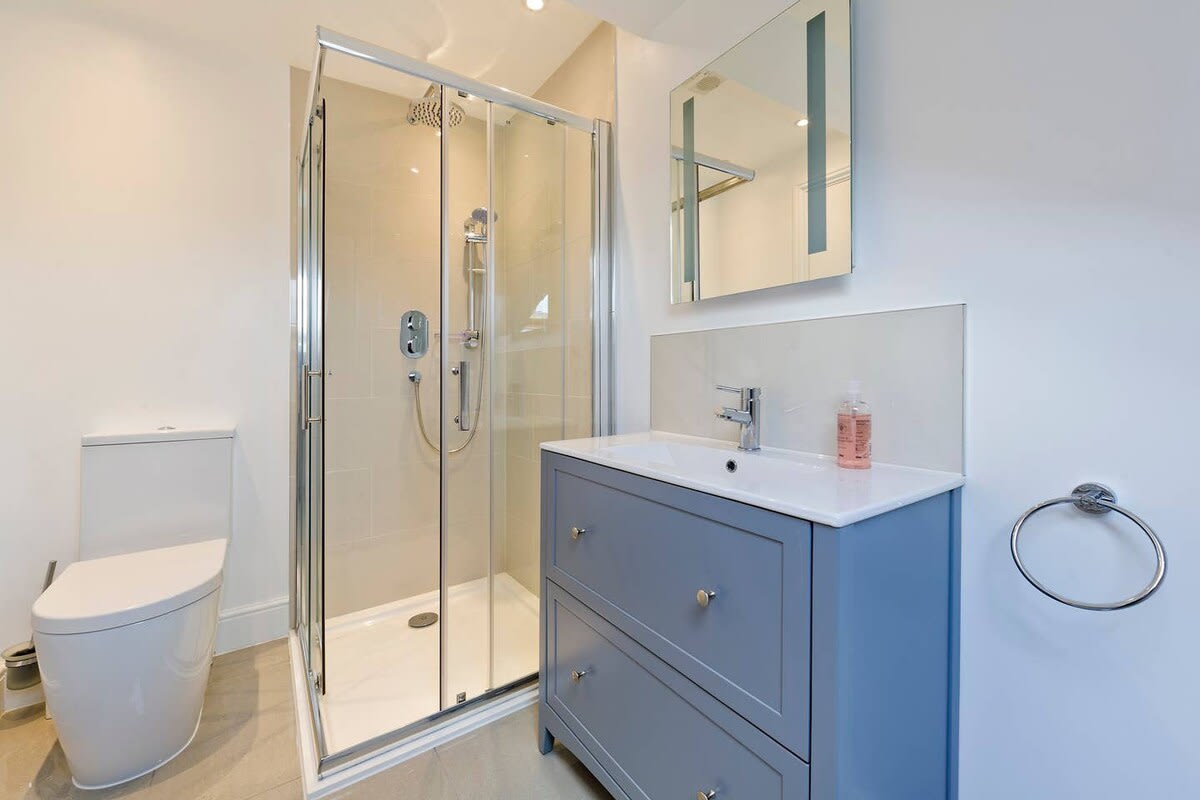 Spacious 4 Bed House, Battersea in 12 Berber Road SW11 6RZ - Property image 35 - VivreStays