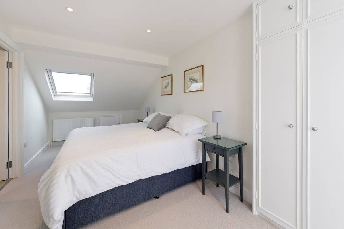 Spacious 4 Bed House, Battersea in 12 Berber Road SW11 6RZ - Property image 32 - VivreStays