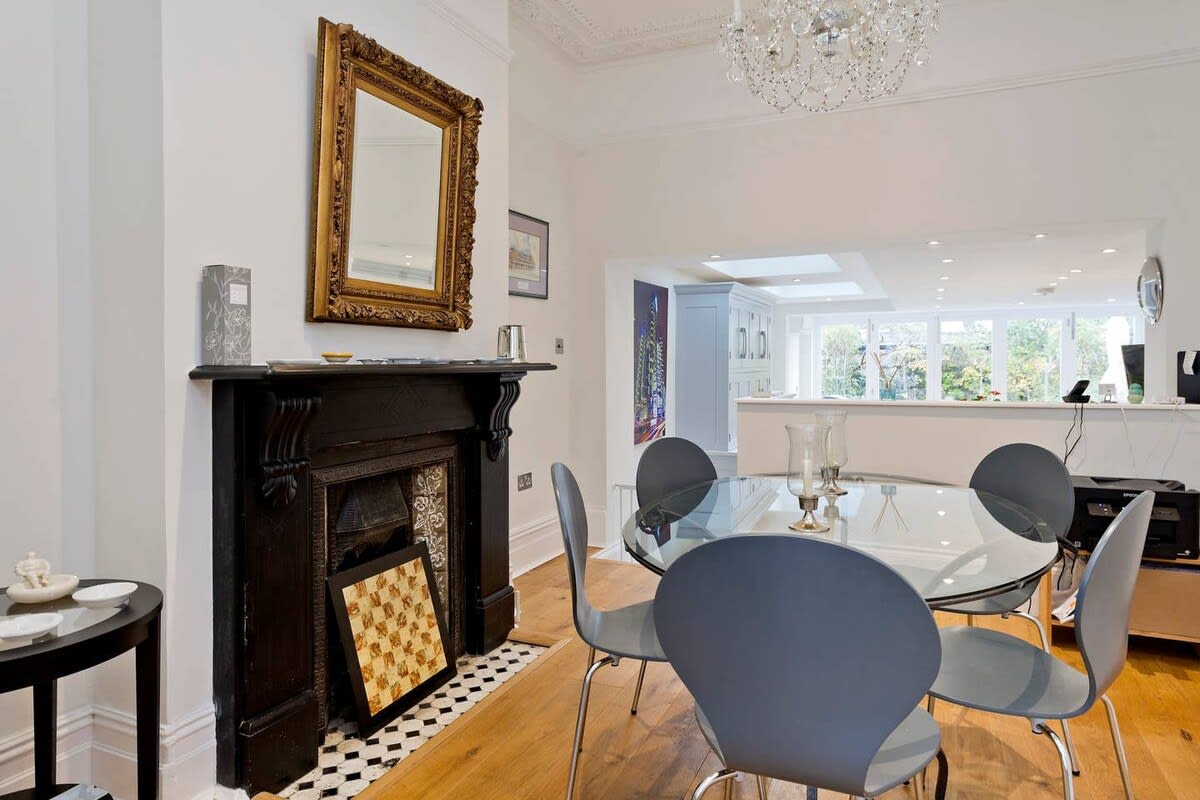 Spacious 4 Bed House, Battersea in 12 Berber Road SW11 6RZ - Property image 15 - VivreStays