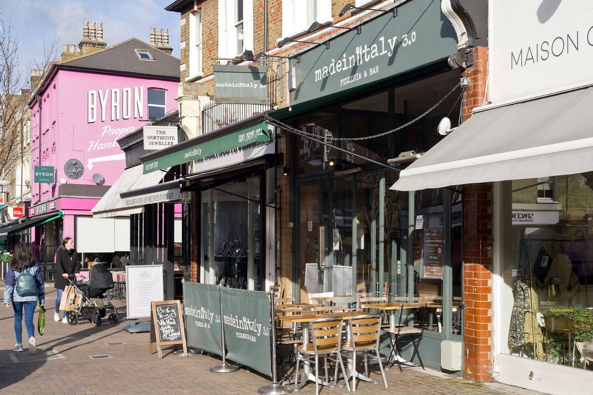 Spacious 4 Bed House, Battersea in 12 Berber Road SW11 6RZ - Property image 45 - VivreStays